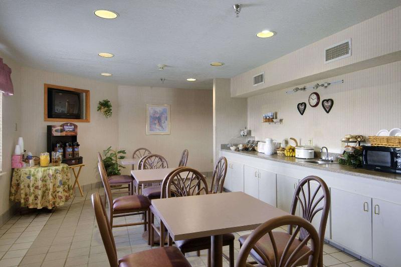 Motel Super 8 By Wyndham Midland Exterior foto