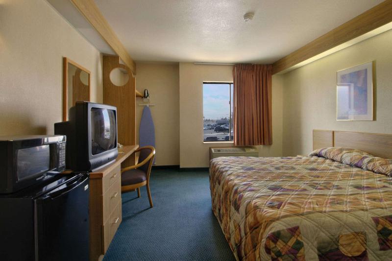 Motel Super 8 By Wyndham Midland Habitación foto
